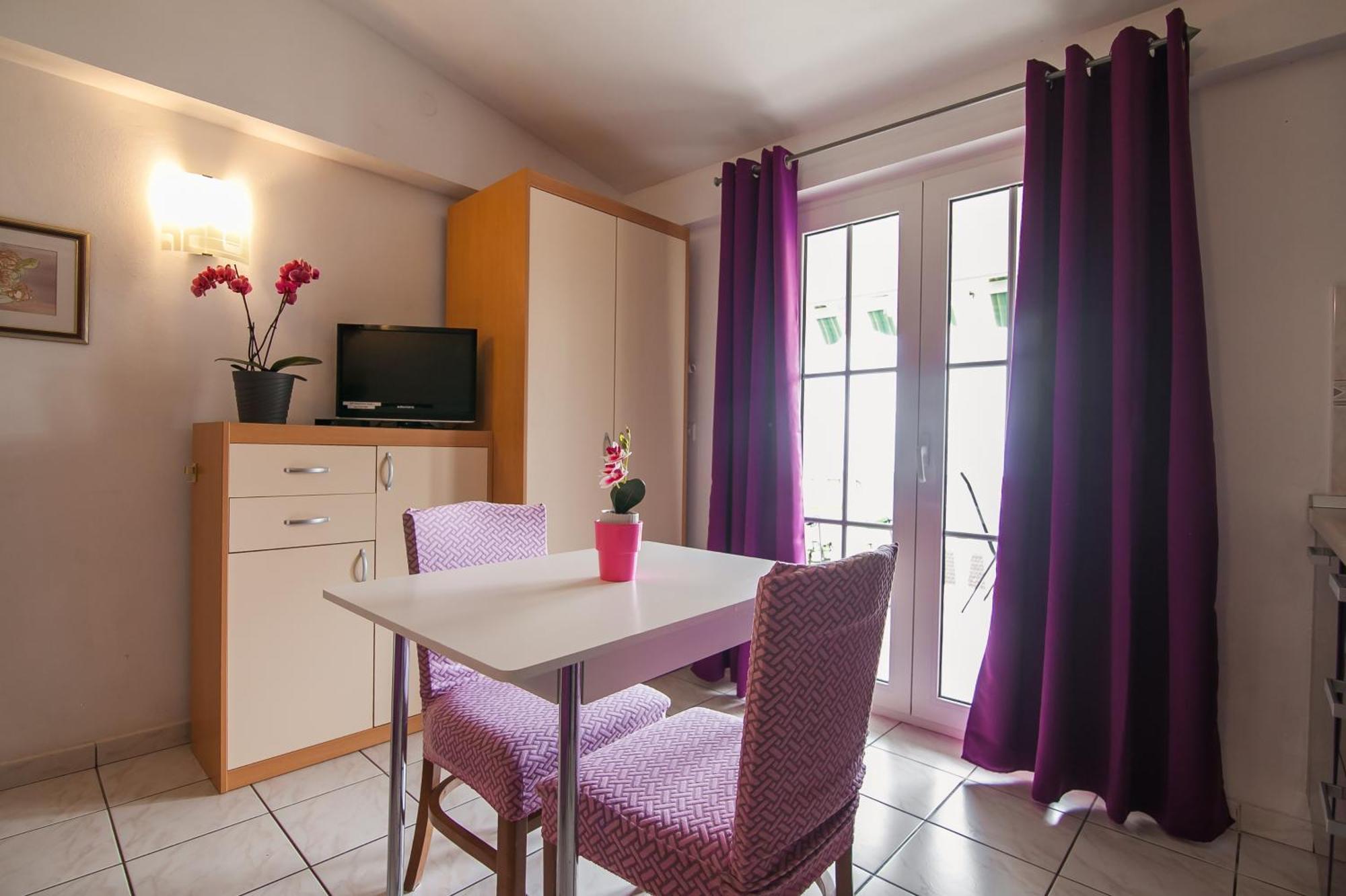 Apartments Paula Бол Экстерьер фото