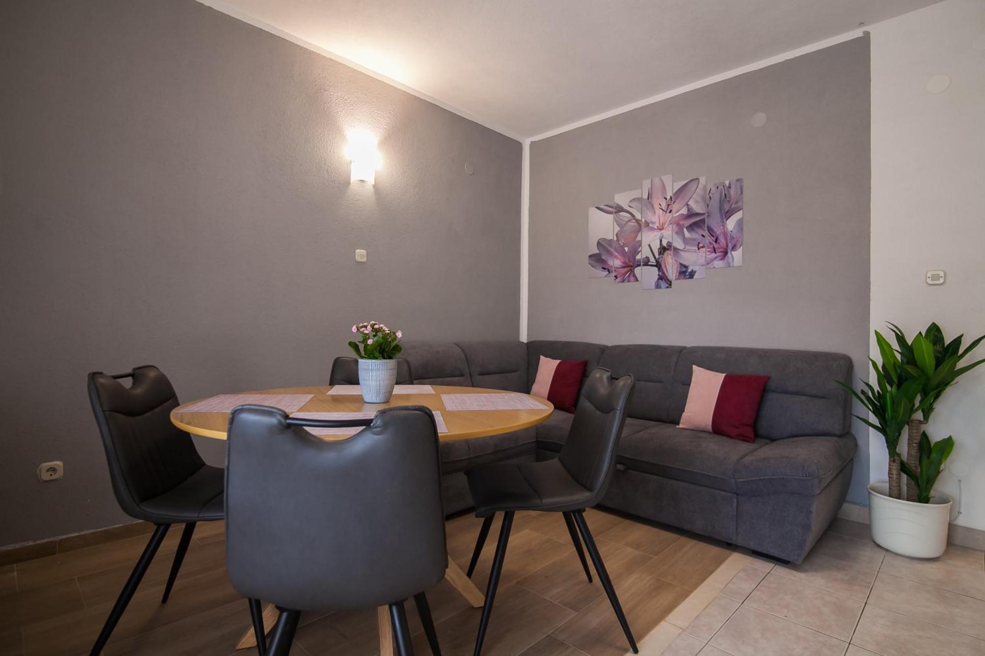 Apartments Paula Бол Экстерьер фото